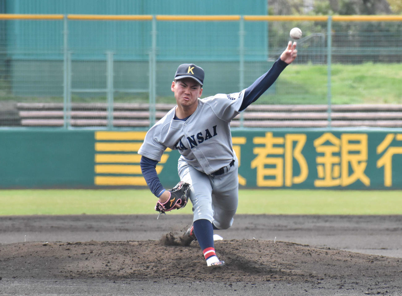 関西学生野球連盟春季リーグ開幕戦の京大戦に先発した関大・金丸夢斗投手（撮影・古財稜明）