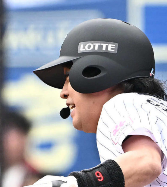 ロッテ対オリックス　セレモニアルピッチでロッテ角中と1打席対決するぺこぱの松陰寺太勇（撮影・滝沢徹郎）