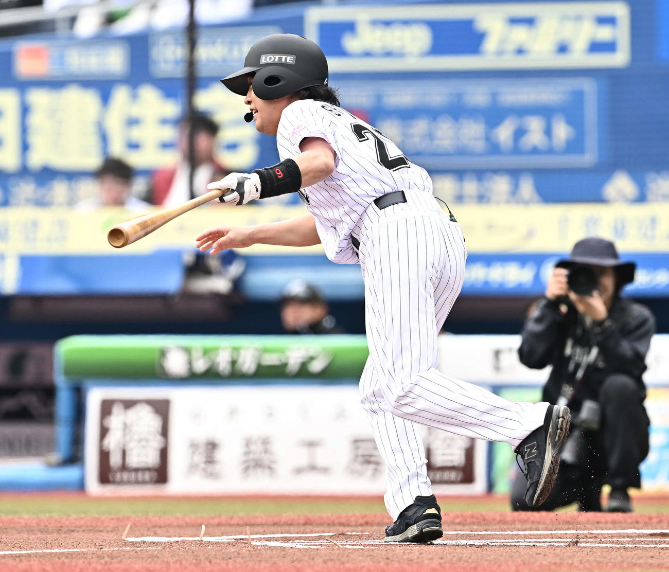 ロッテ対オリックス　セレモニアルピッチでロッテ角中と1打席対決するぺこぱの松陰寺太勇（撮影・滝沢徹郎）