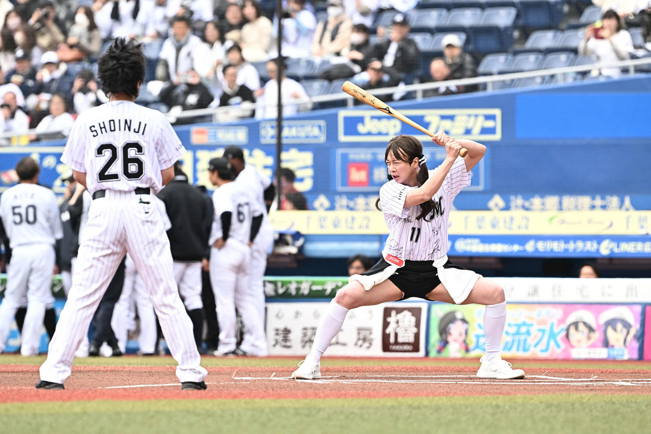 ロッテ対オリックス　セレモニアルピッチでロッテ角中のまねをするぺこぱのシュウペイ（右）（撮影・滝沢徹郎）