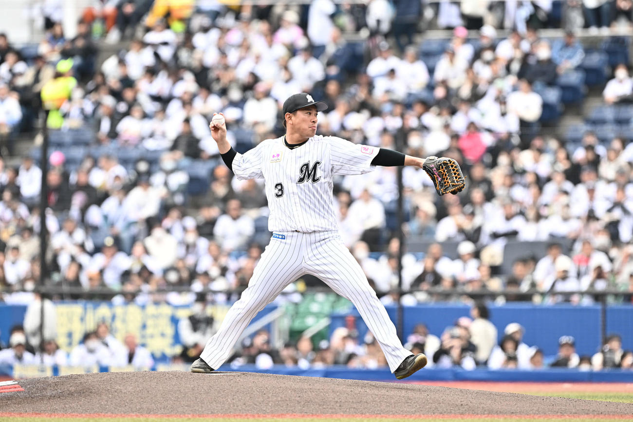ロッテ対オリックス　セレモニアルピッチでぺこぱの松陰寺太勇と1打席対決するロッテ角中（撮影・滝沢徹郎）