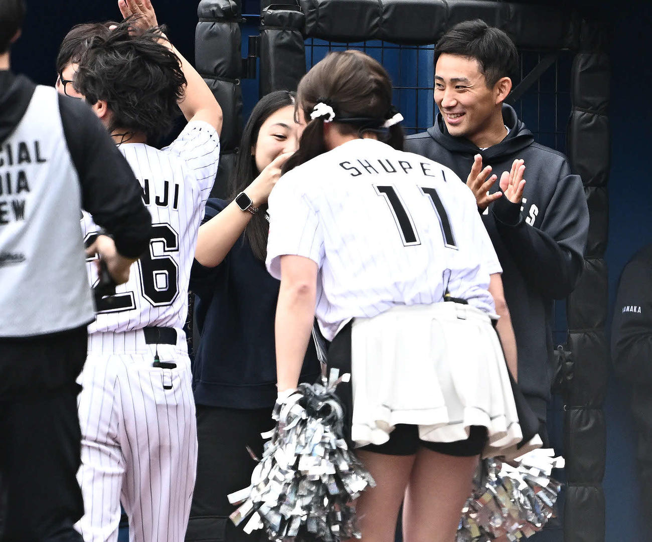 ロッテ対オリックス　セレモニアルピッチを終えたぺこぱに拍手を送るロッテ小島（右）（撮影・滝沢徹郎）