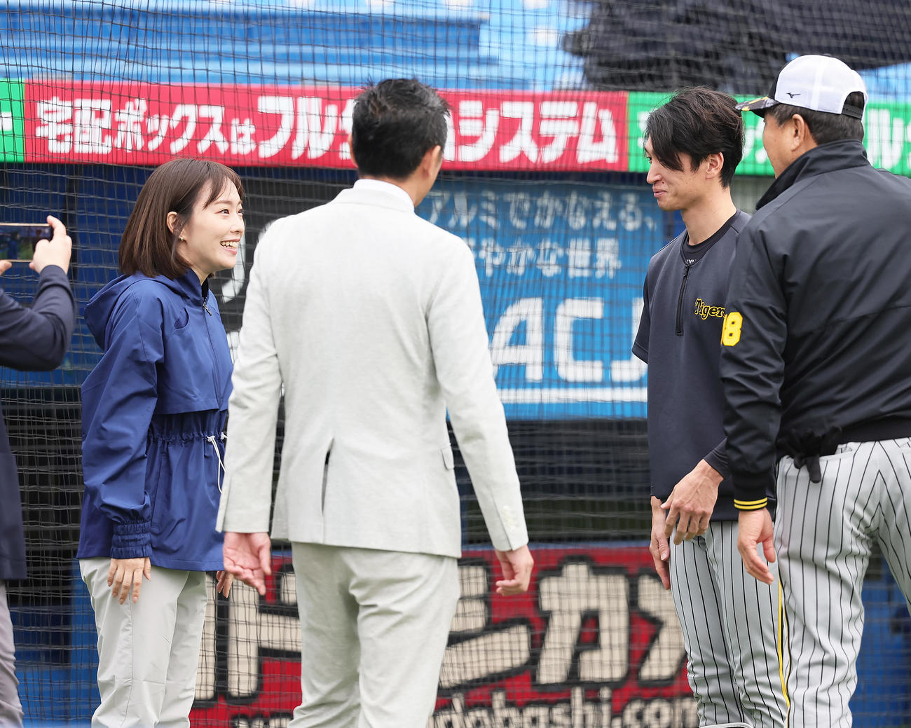 球場に訪れた石川さん（左端）は阪神近本（中央右）と会話を交わす（撮影・足立雅史）