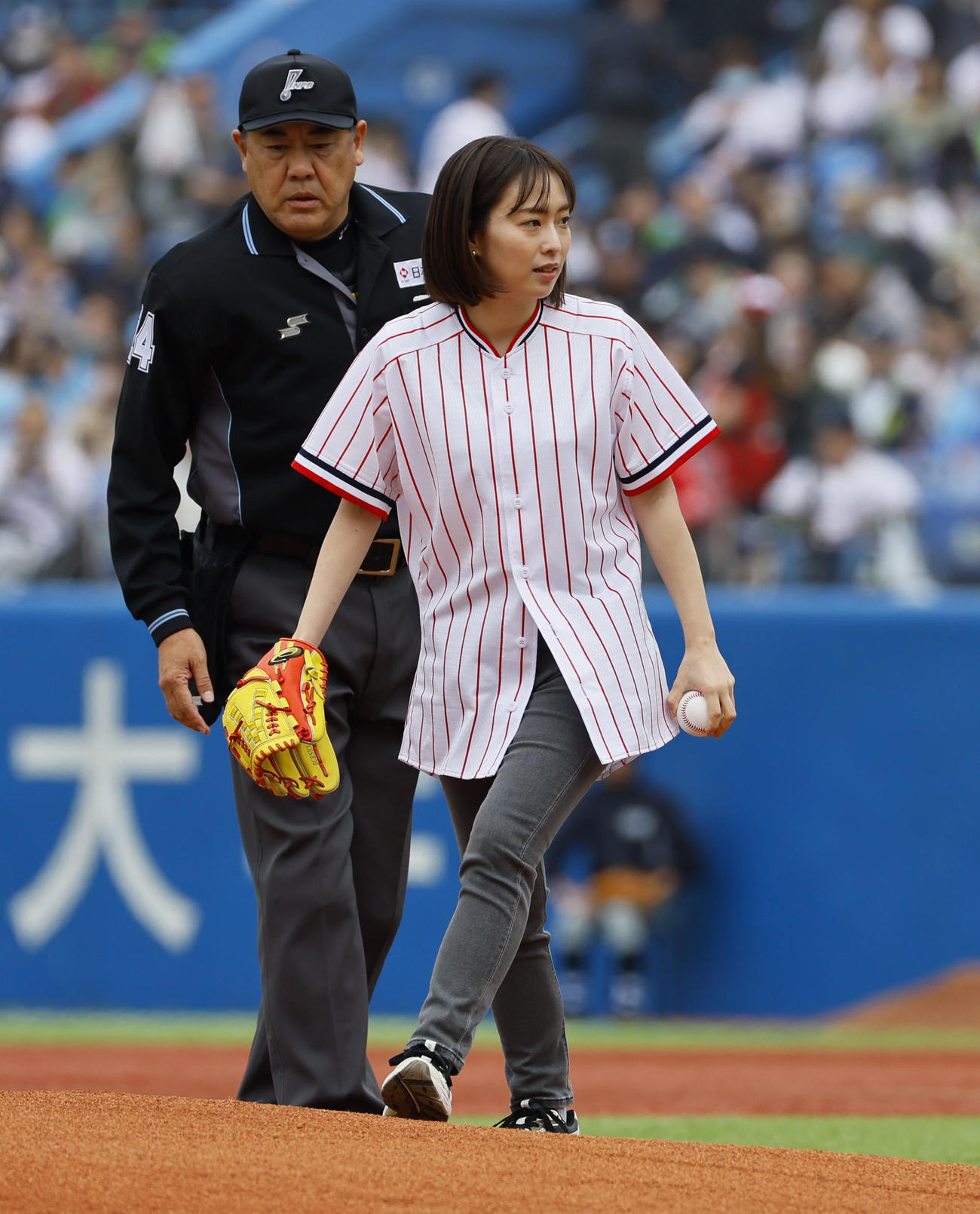 ヤクルト対阪神　始球式を務めた石川佳純さん（撮影・藤尾明華）