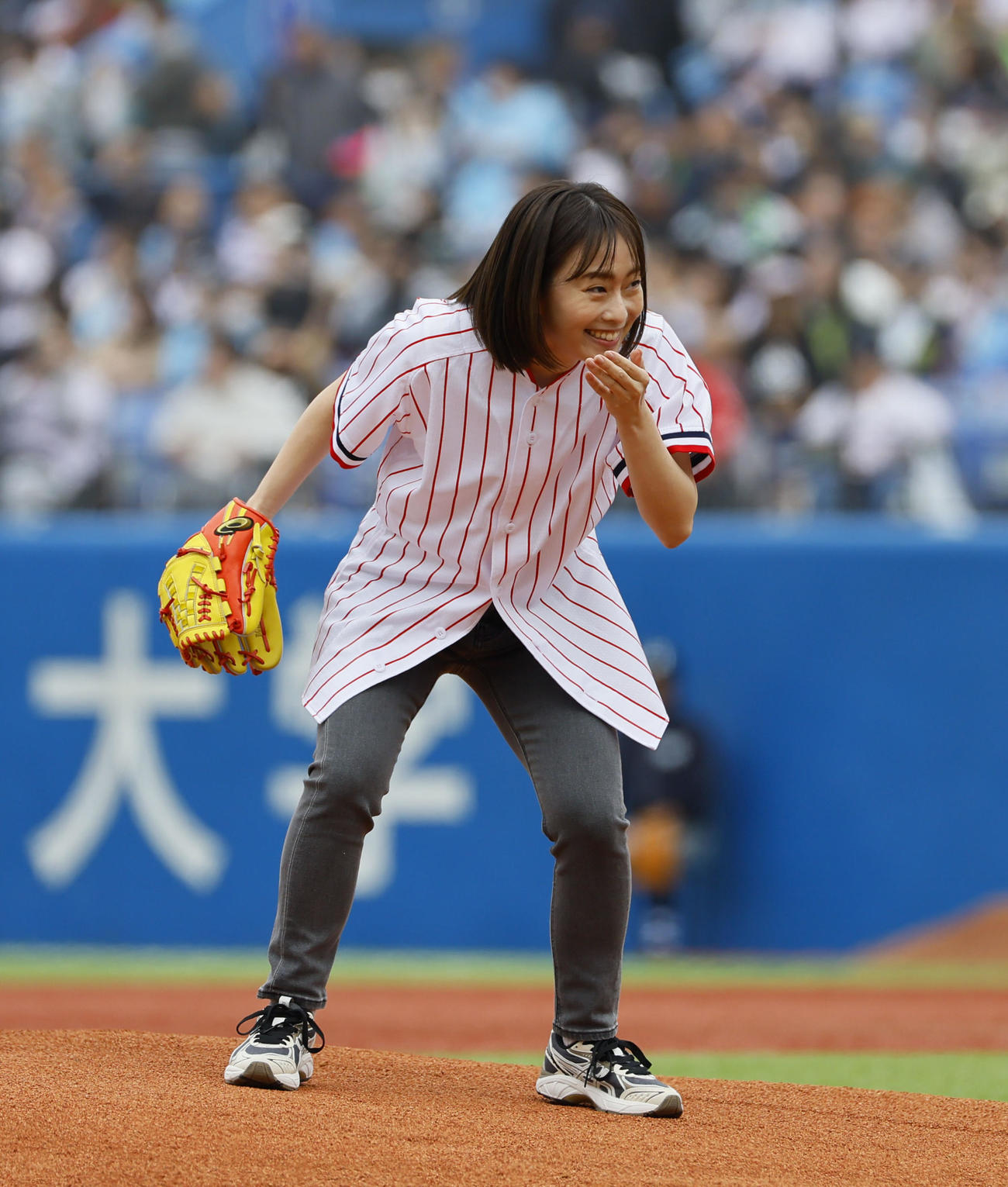 ヤクルト対阪神　始球式を務めた石川佳純さん（撮影・藤尾明華）