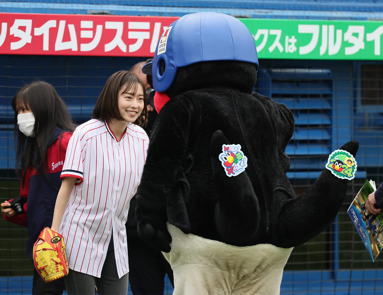 始球式を務める石川さんとあいさつを交わすつば九郎（撮影・足立雅史）