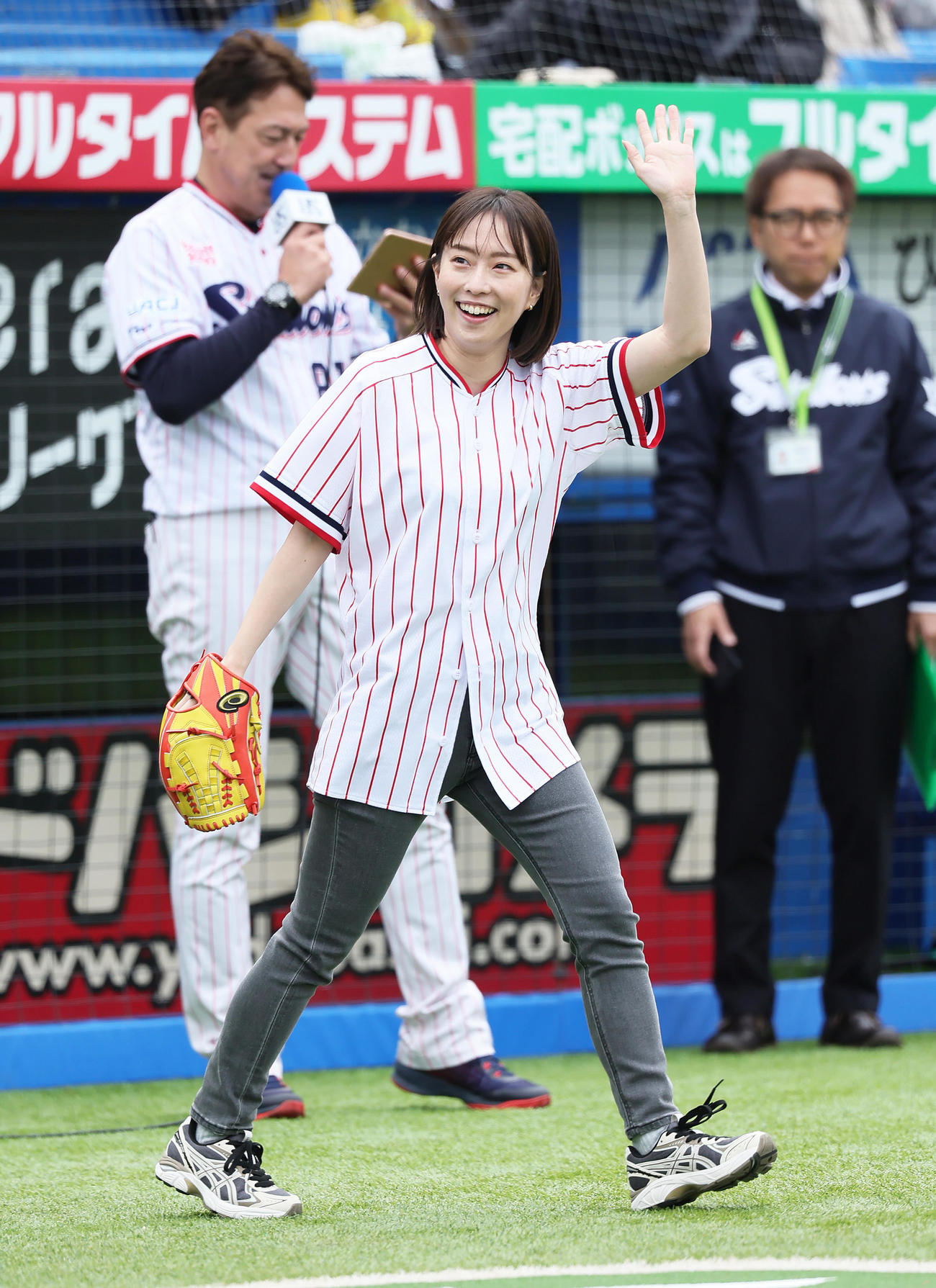 ヤクルト対阪神　始球式を務めた石川さん（撮影・足立雅史）