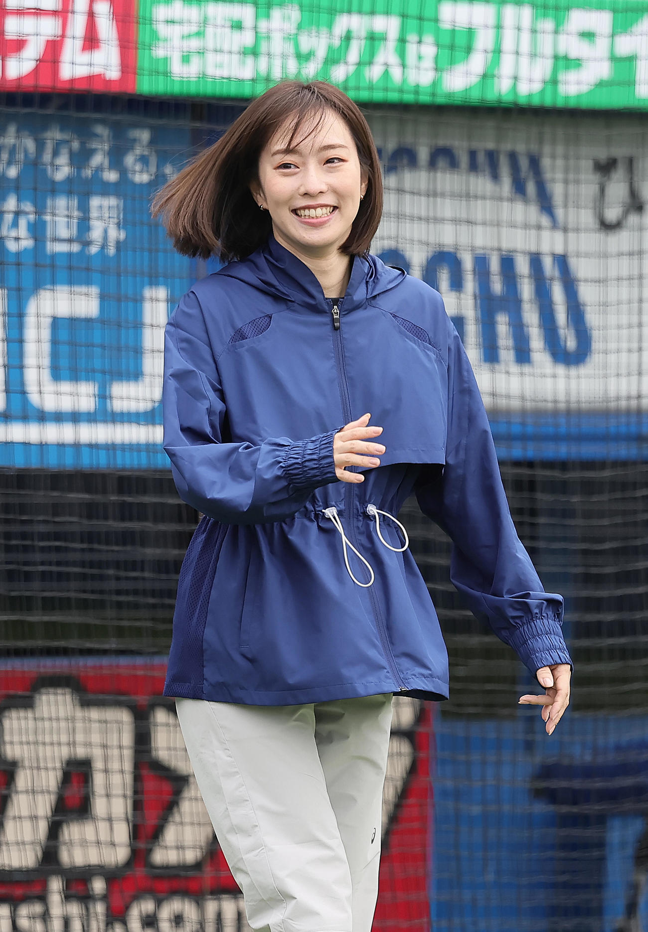 球場に訪れ笑顔を見せる石川さん（撮影・足立雅史）