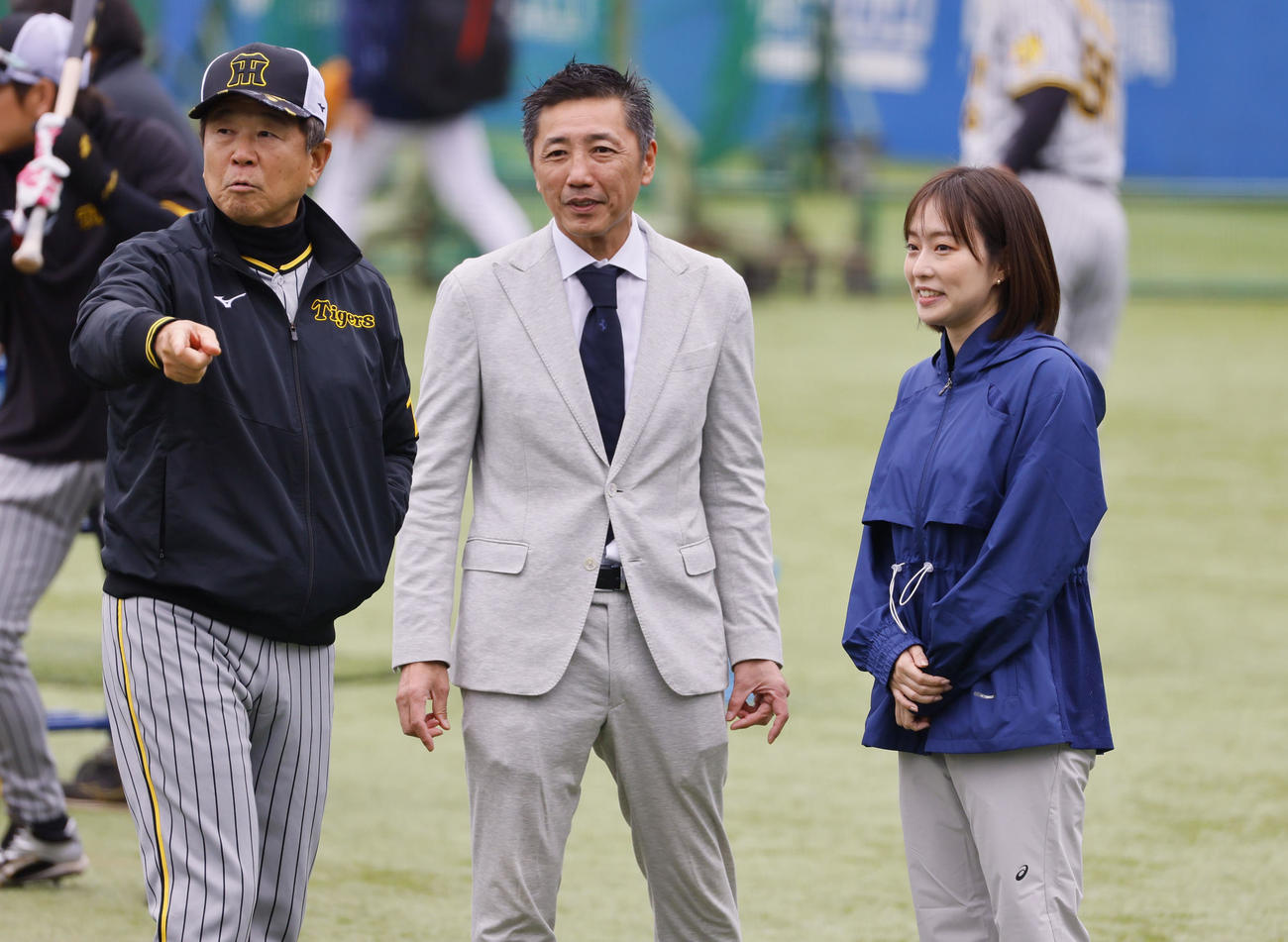 ヤクルト対阪神　阪神平田ヘッドコーチ（左）と話をする石川佳純（右）（撮影・藤尾明華）