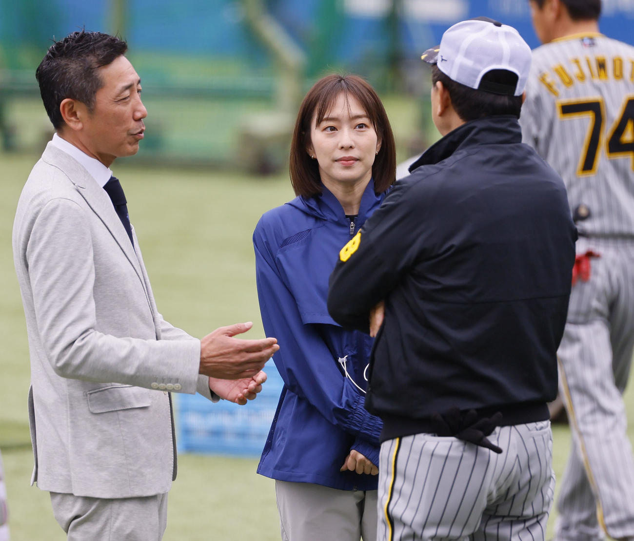 ヤクルト対阪神　球場を訪れた石川佳純（中央）（撮影・藤尾明華）