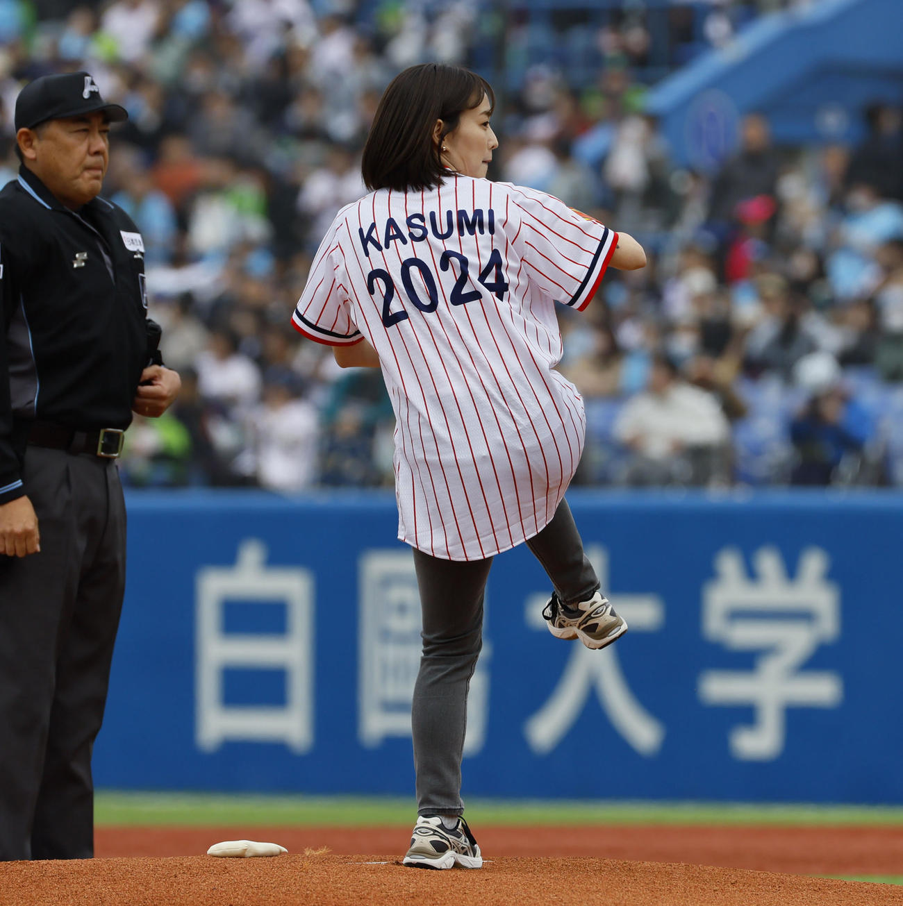 ヤクルト対阪神　始球式を務めた石川佳純さん（撮影・藤尾明華）