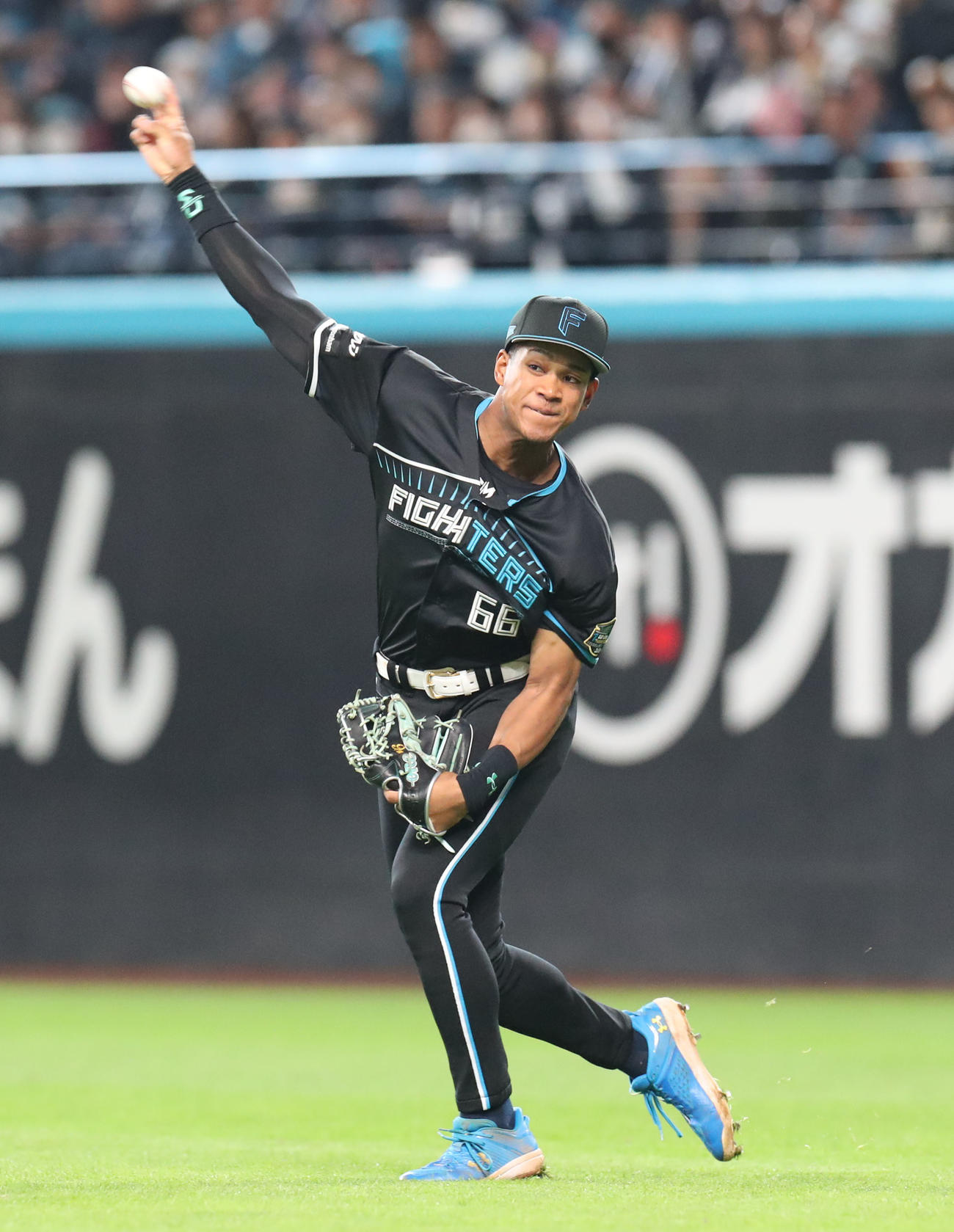 日本ハム対西武　1回表西武2死二塁、アギラーの打球を捕球し本塁に好返球する万波（撮影・佐藤翔太）