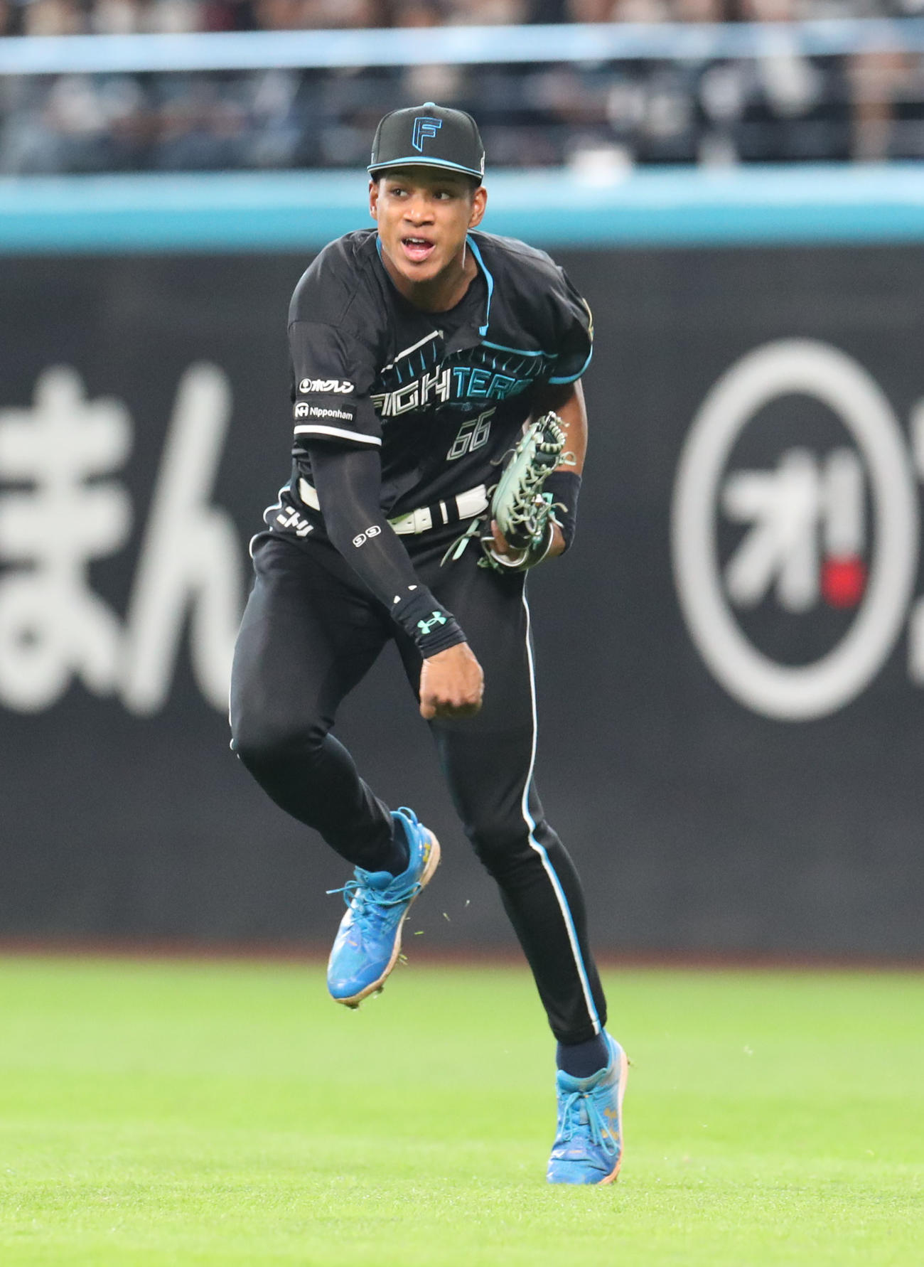 日本ハム対西武　1回表西武2死二塁、アギラーの打球を捕球し本塁に好返球する万波（撮影・佐藤翔太）