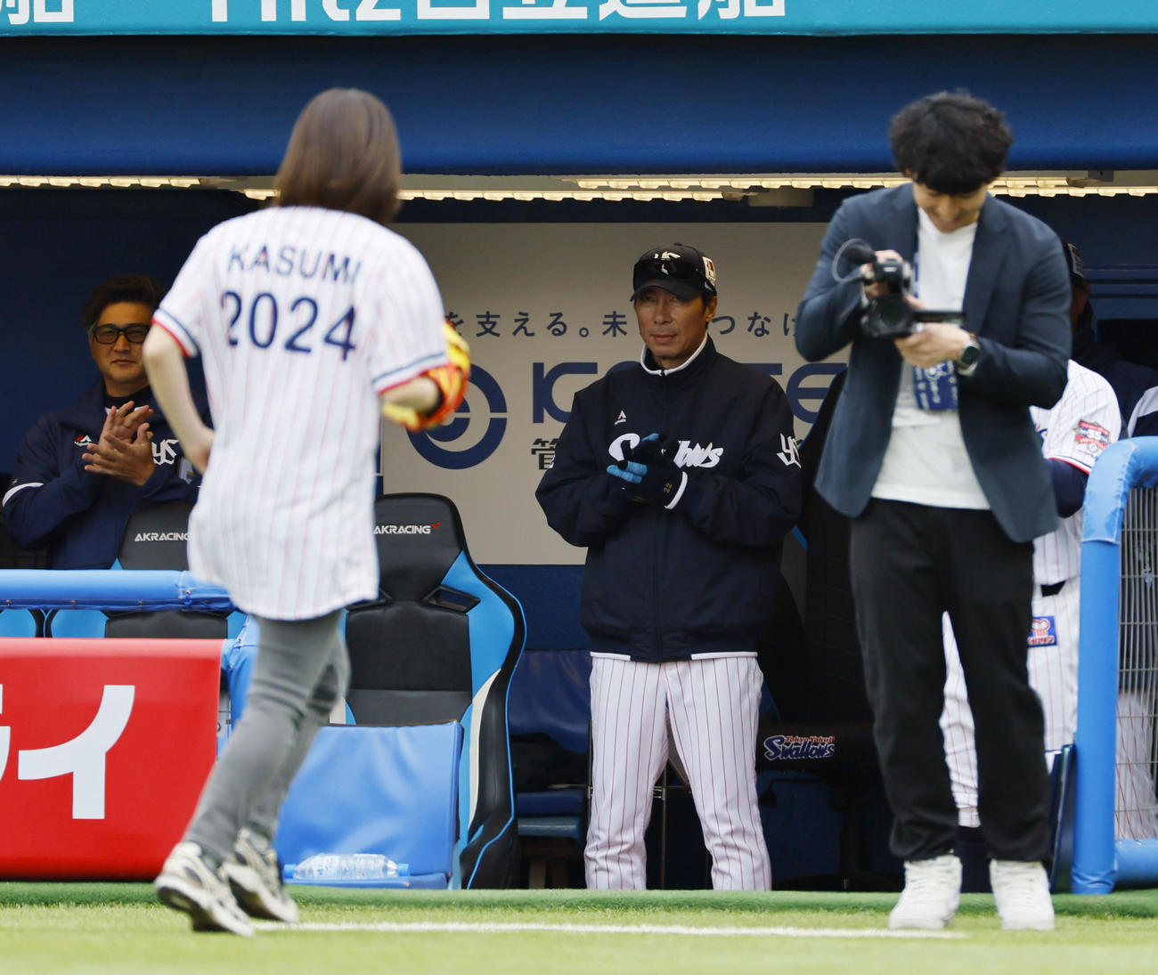 ヤクルト対阪神　始球式を務めた石川佳純さんに拍手を送るヤクルト高津監督（撮影・藤尾明華）