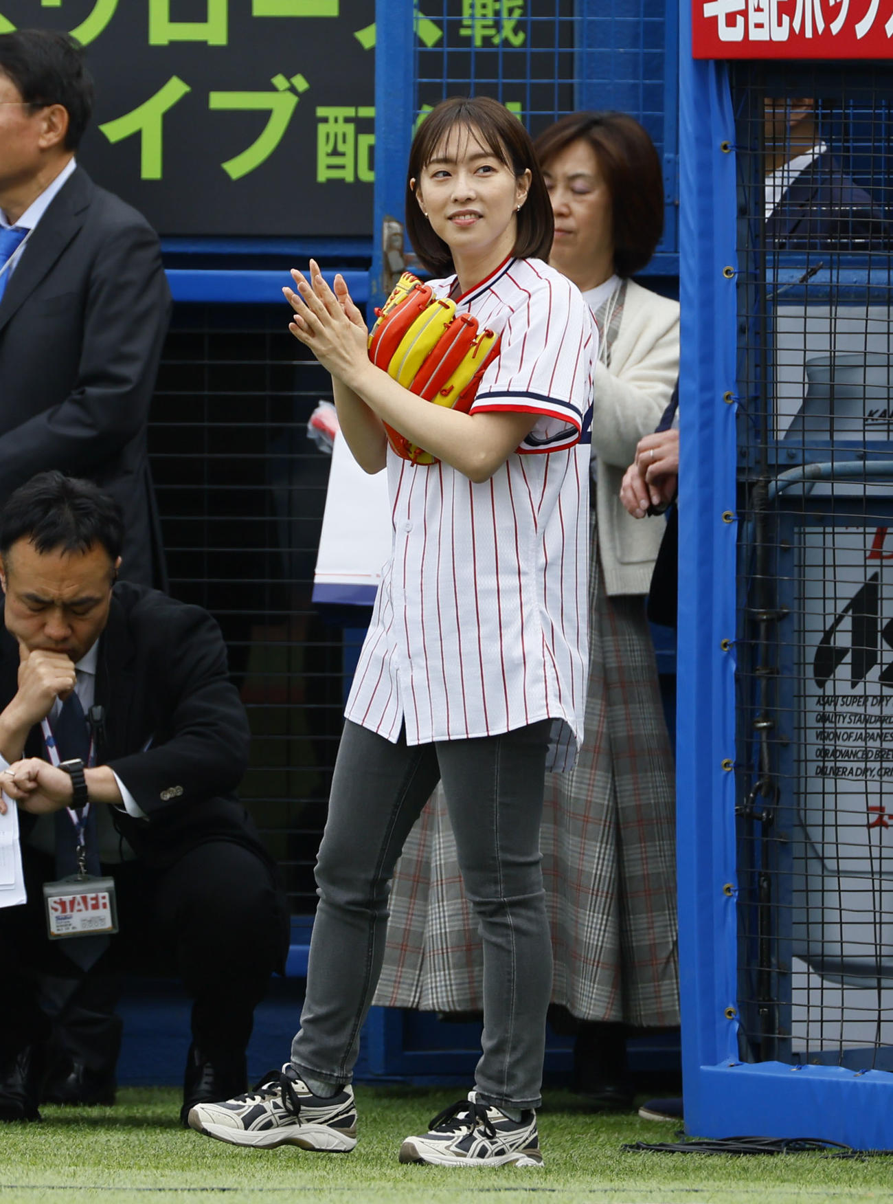 ヤクルト対阪神　選手紹介で拍手を送る石川佳純さん（撮影・藤尾明華）
