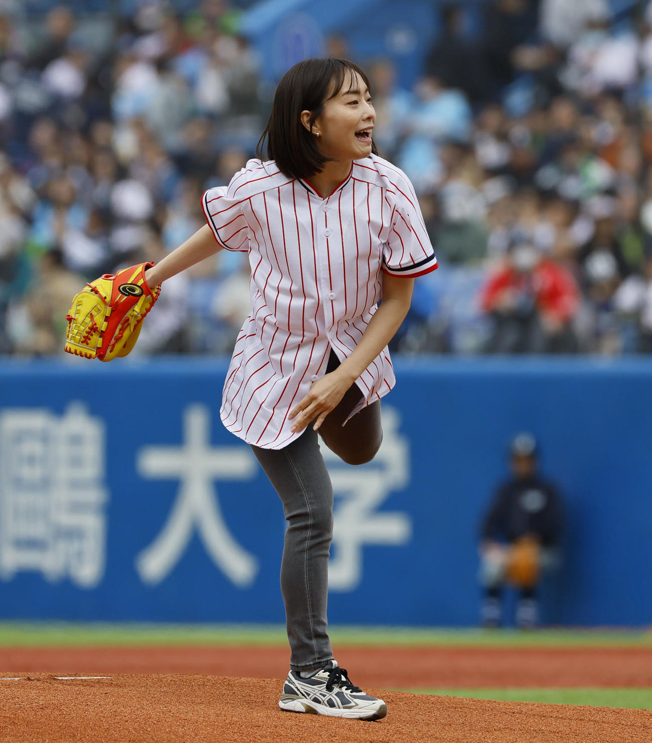 ヤクルト対阪神　始球式を務めた石川佳純さん（撮影・藤尾明華）