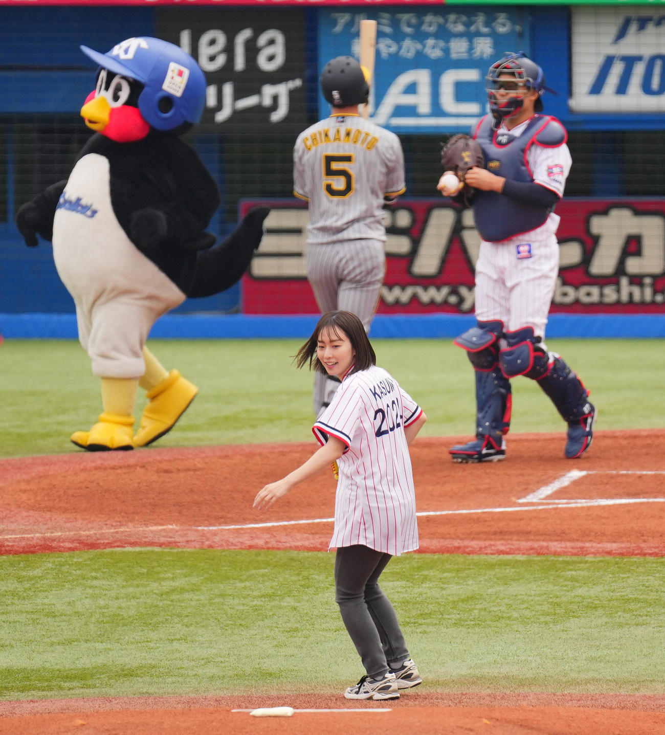 ヤクルト対阪神　試合前、始球式を行い笑顔を見せる石川佳純さん（撮影・垰建太）