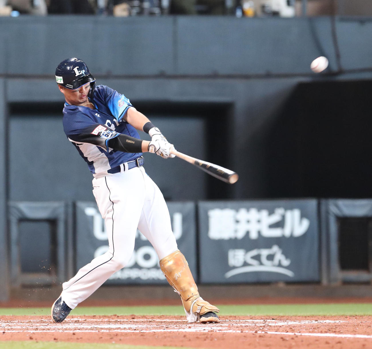 日本ハム対西武　4回表西武2死一、二塁、佐藤龍は右越え3点本塁打を放つ（撮影・佐藤翔太）