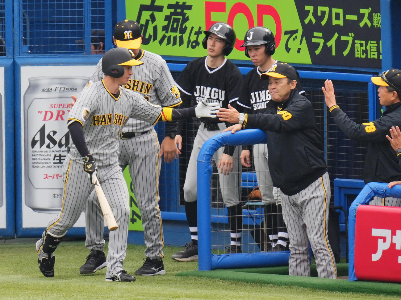 ヤクルト対阪神　4回表阪神無死、ソロ本塁打を放った近本（左）を出迎える岡田監督（撮影・垰建太）