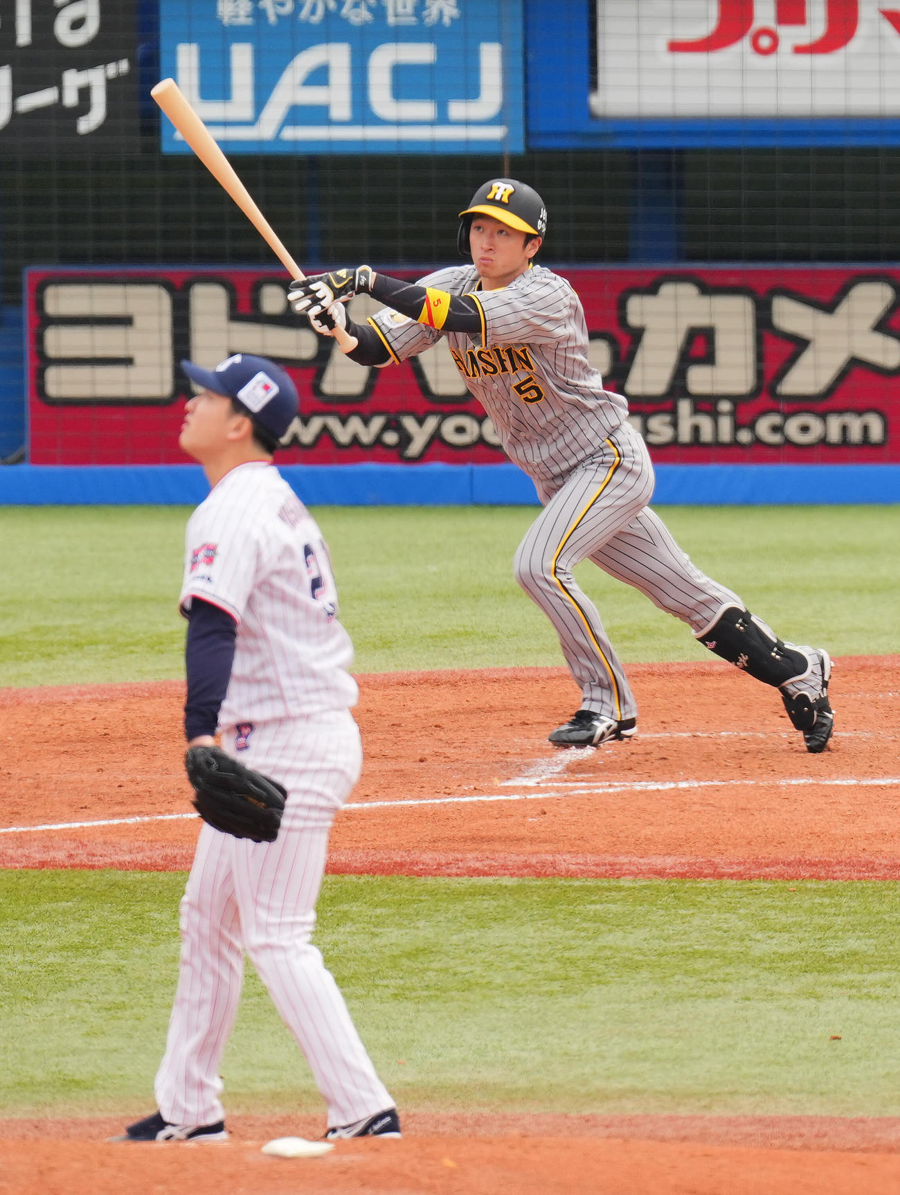 ヤクルト対阪神　4回表阪神無死、右越えソロ本塁打を放つ近本。投手吉村（撮影・垰建太）