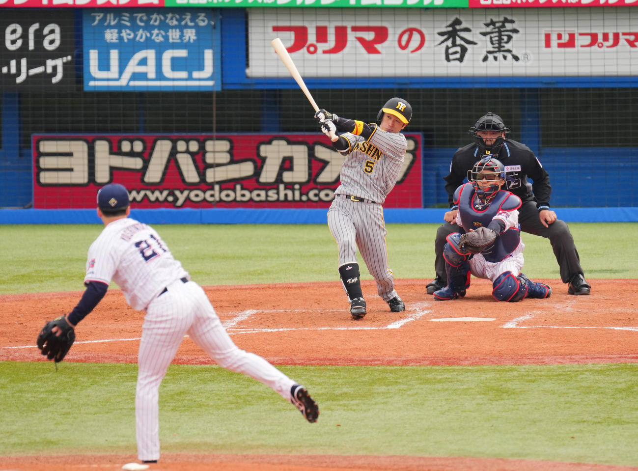 ヤクルト対阪神　4回表阪神無死、右越えソロ本塁打を放つ近本。投手吉村（撮影・垰建太）