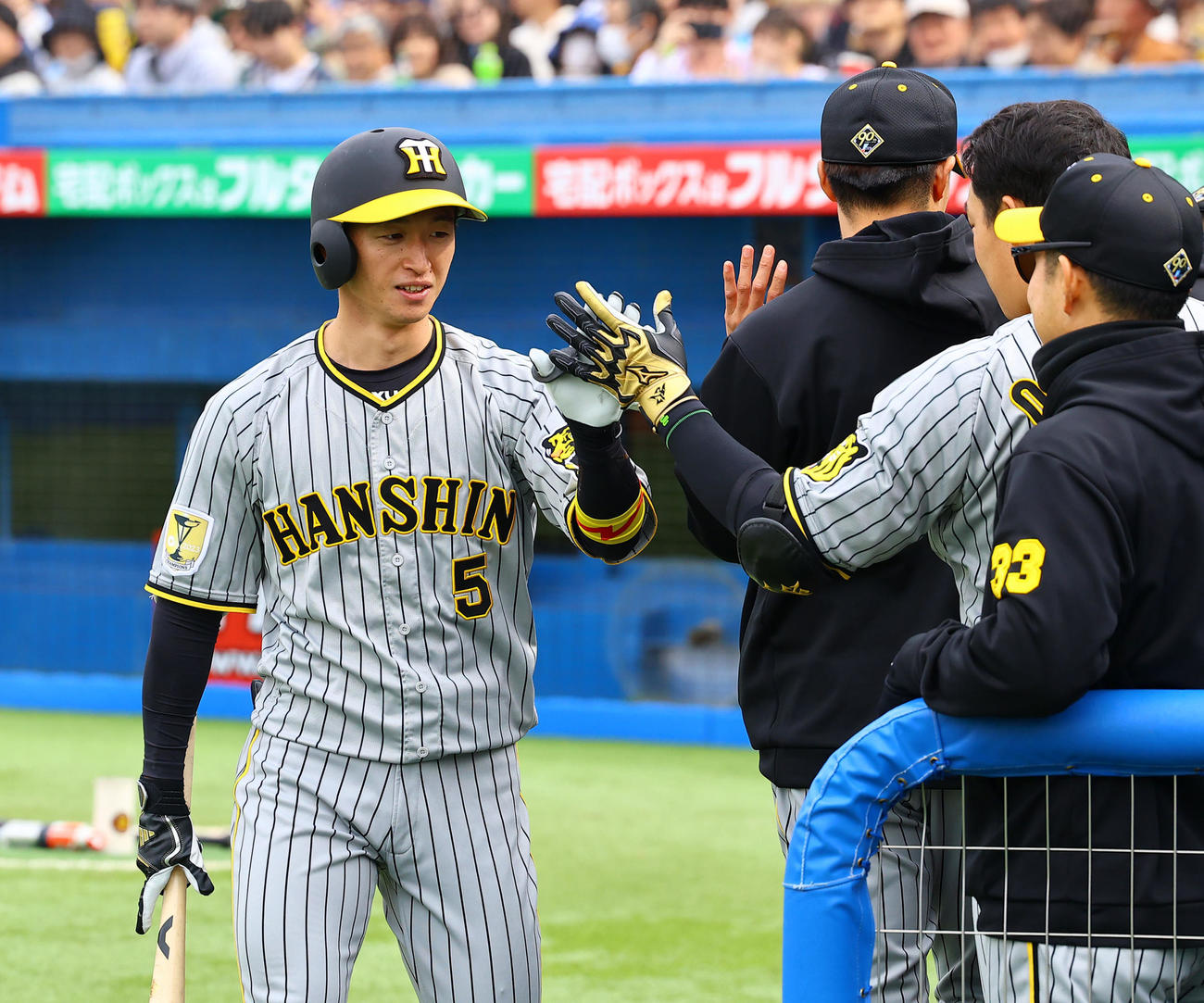 ヤクルト対阪神　4回表阪神無死、本塁打を放ちナインに出迎えられる近本（撮影・藤尾明華）