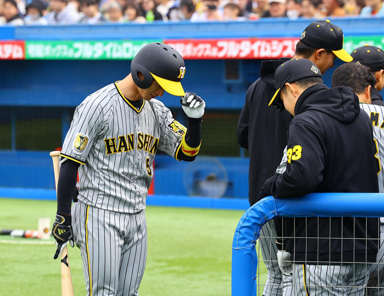 ヤクルト対阪神　4回表阪神無死、本塁打を放ち糸原（右）と一礼する近本（撮影・藤尾明華）