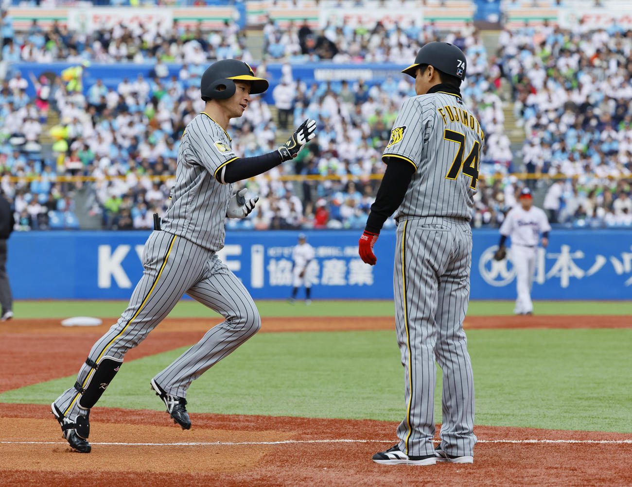 ヤクルト対阪神　4回表阪神無死、近本は右越えに本塁打を放ち三塁コーチとタッチを交わす（撮影・藤尾明華）