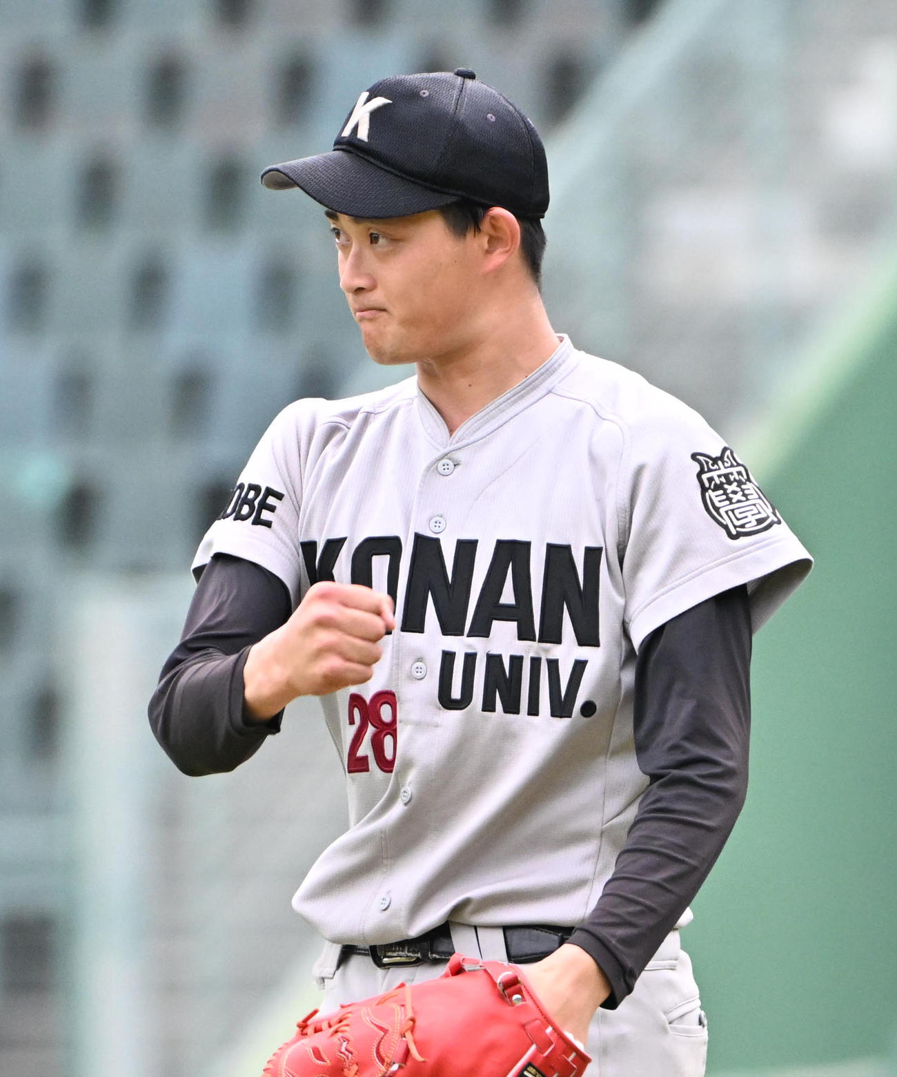 甲南大対関国大　関国大に完封勝利しガッツポーズをする岡本駿（撮影・石井愛子）