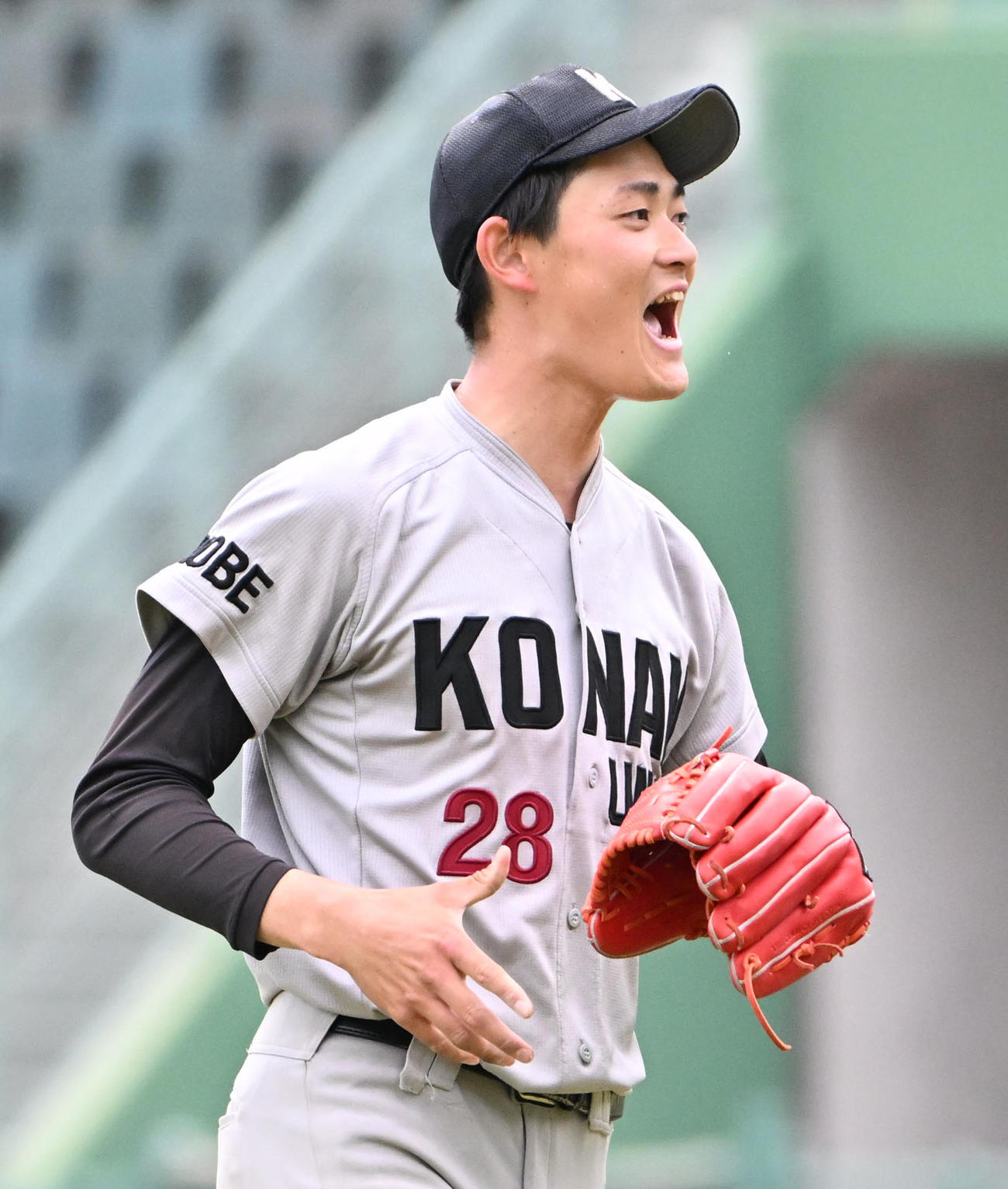 甲南大対関国大　関国大に完封勝利し喜ぶ岡本駿（撮影・石井愛子）