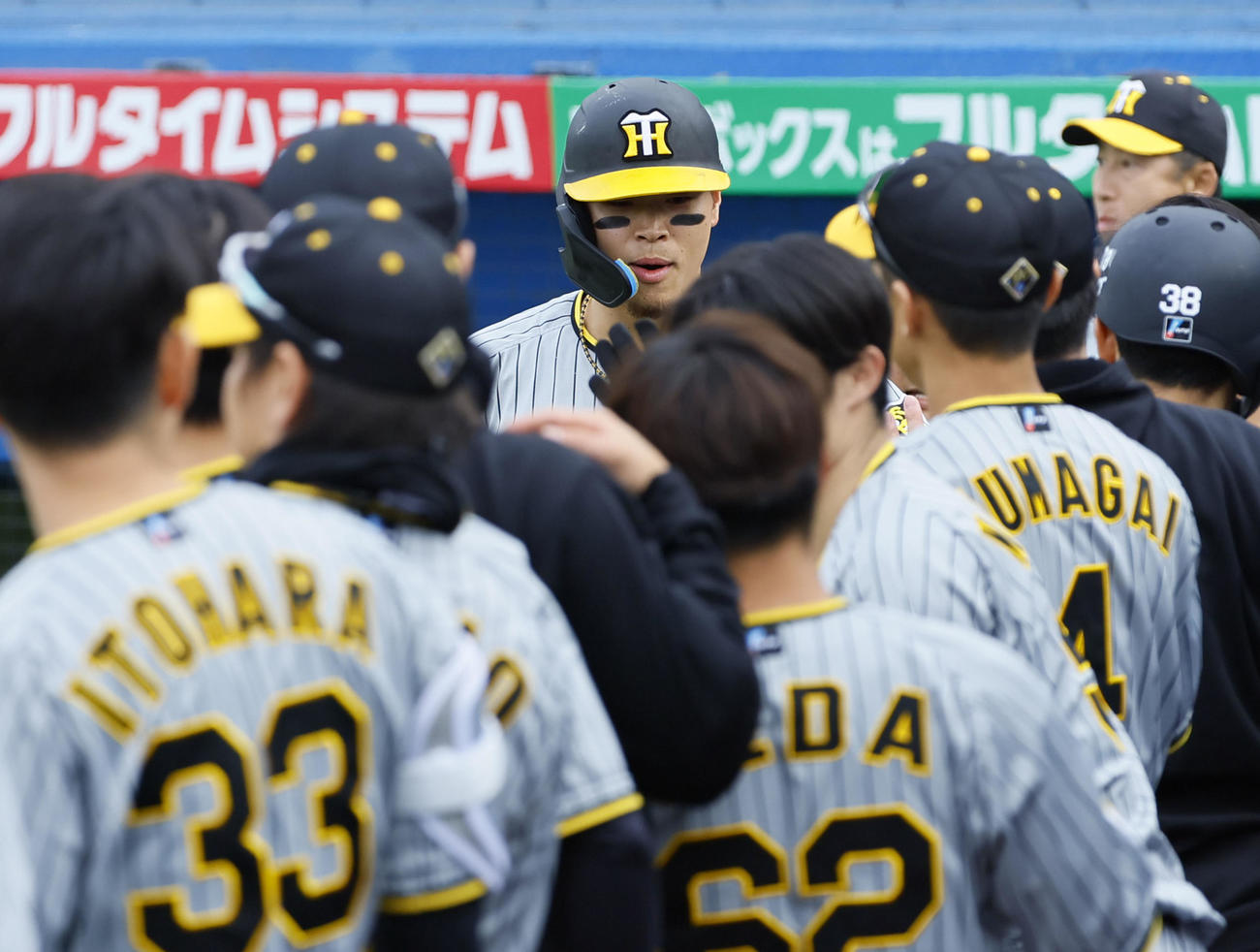 ヤクルト対阪神　7回表阪神無死一塁、右越えに2点本塁打を放ちナインに迎えられる佐藤輝（撮影・藤尾明華）