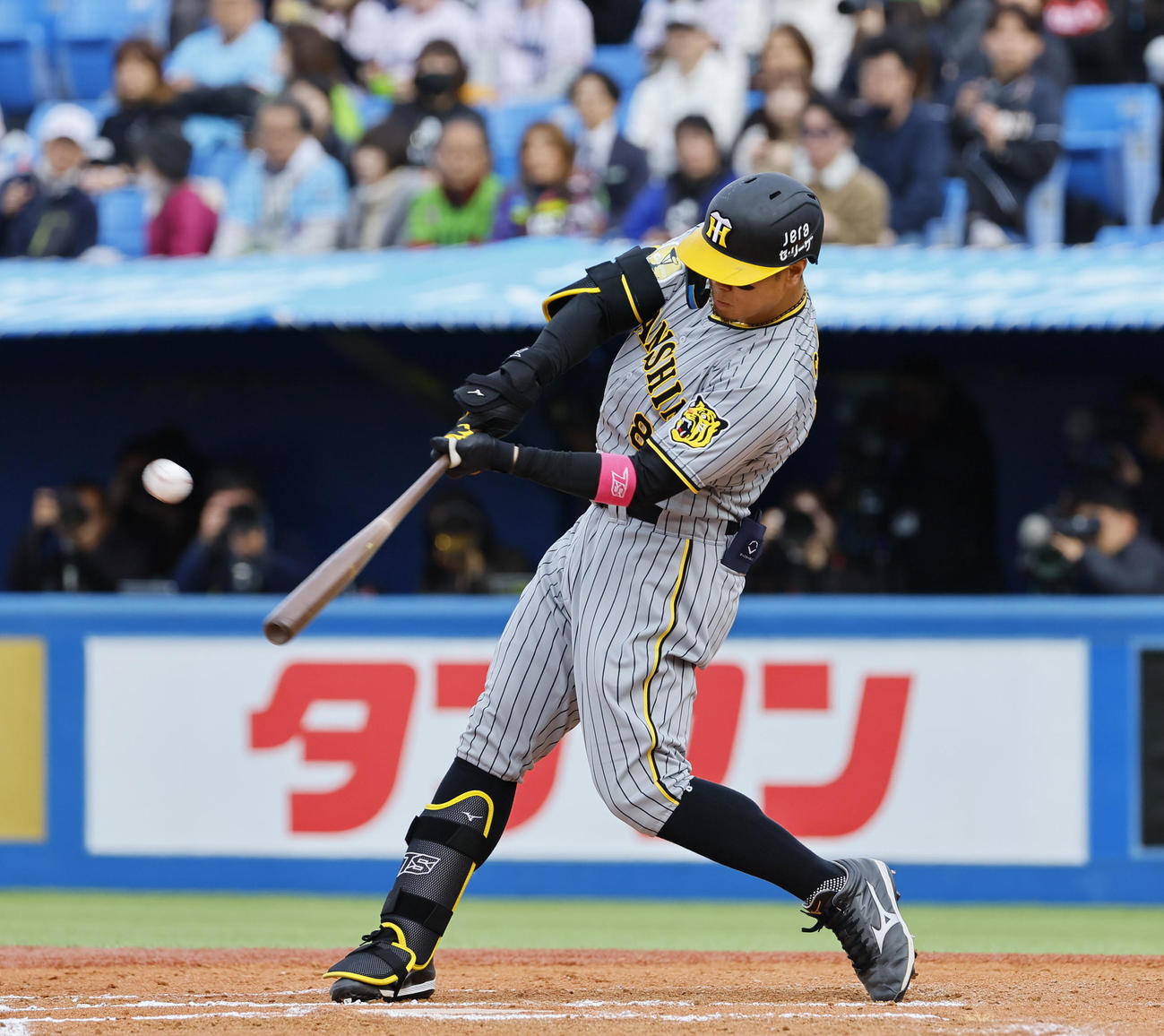 ヤクルト対阪神　7回表阪神無死一塁、佐藤輝は右越えに2点本塁打を放つ（撮影・藤尾明華）