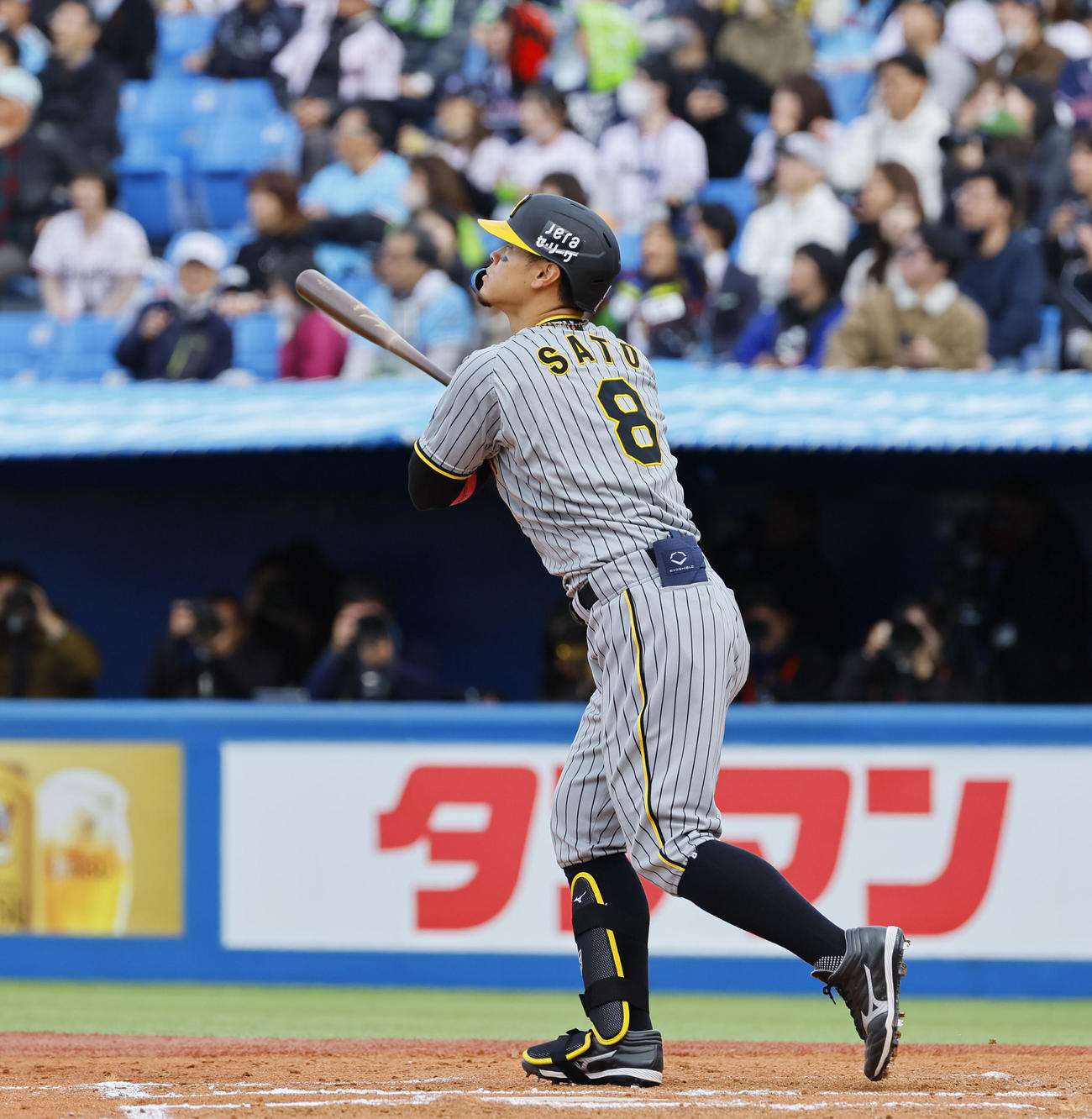ヤクルト対阪神　7回表阪神無死一塁、佐藤輝は右越えに2点本塁打を放つ（撮影・藤尾明華）
