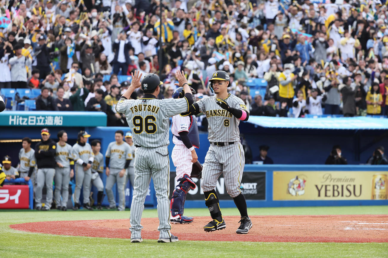 ヤクルト対阪神　7回表阪神無死一塁、佐藤輝は2点本塁打を放ちタッチを交わす（撮影・足立雅史）