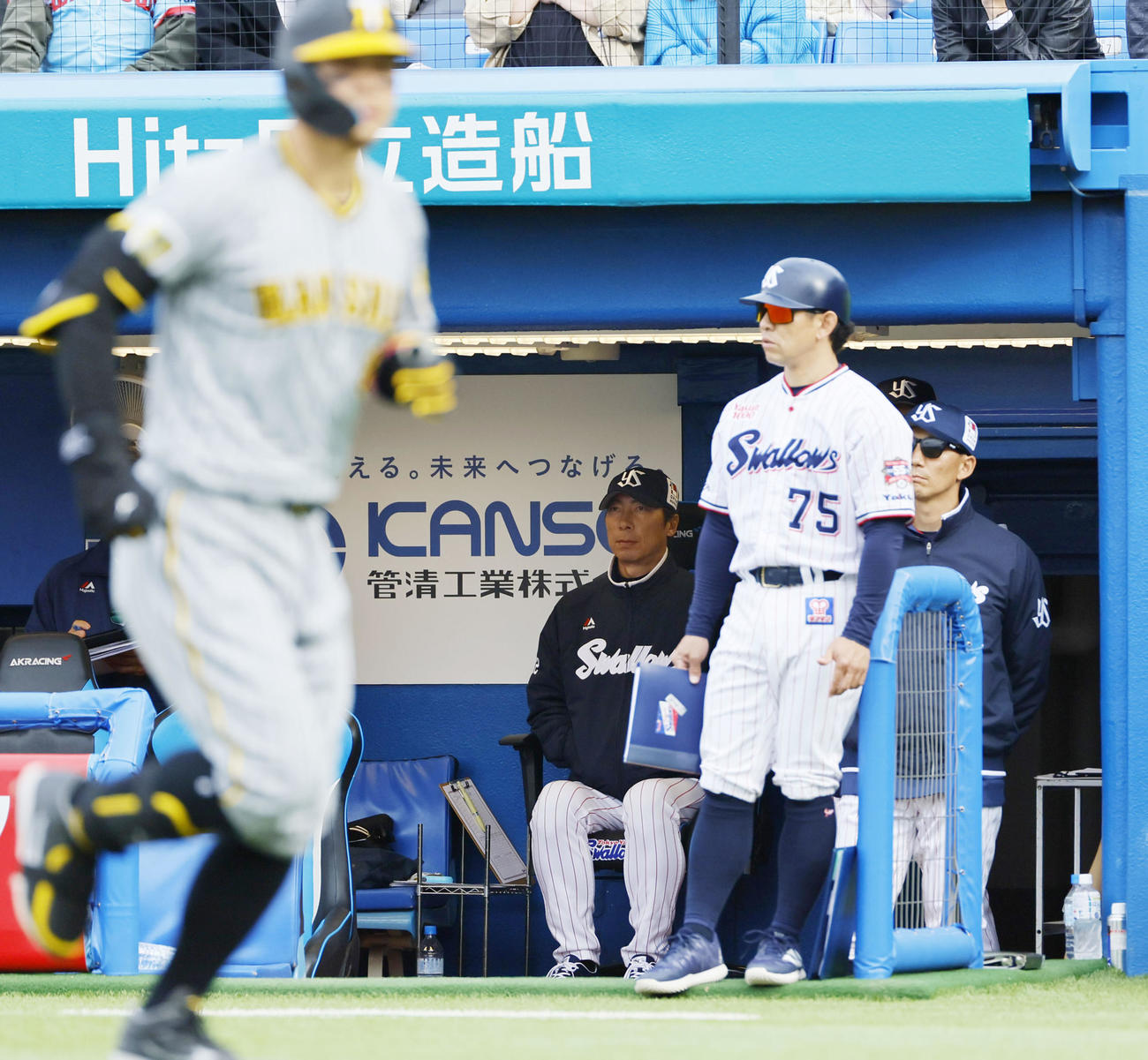 ヤクルト対阪神　7回表阪神無死一塁、佐藤輝明（左）に2点本塁打を浴びたヤクルト高津監督（撮影・藤尾明華）