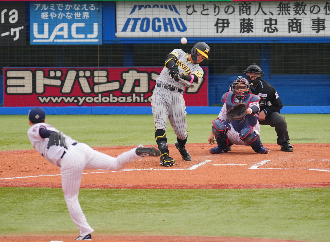 ヤクルト対阪神　7回表阪神無死一塁、2点本塁打を放つ佐藤輝。投手吉村（撮影・垰建太）