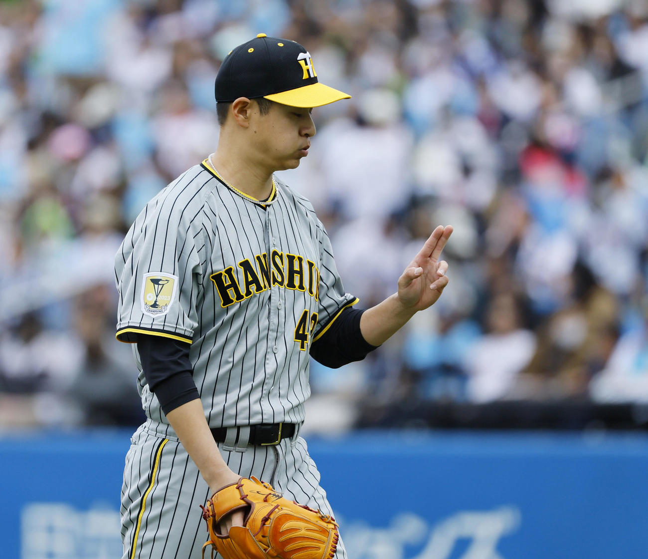 ヤクルト対阪神　2回を終え、指を見ながらベンチに戻る阪神大竹（撮影・藤尾明華）