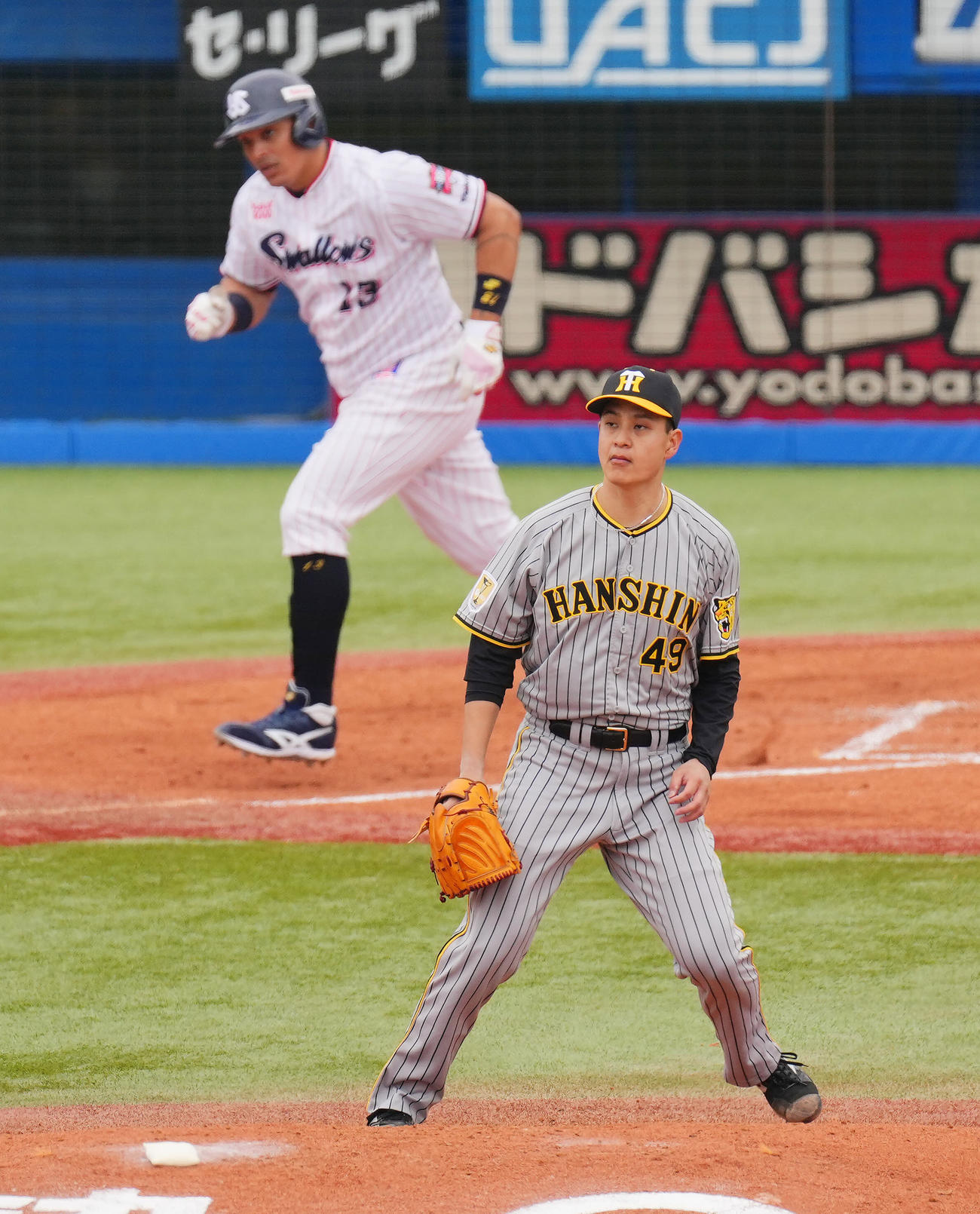 ヤクルト対阪神　3回裏ヤクルト1死一塁、オスナに右前打を許す大竹（撮影・垰建太）