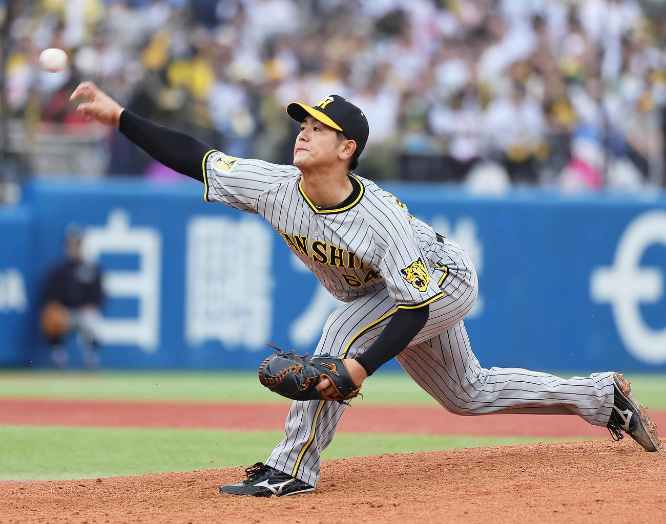 ヤクルト対阪神　7回から登板した阪神岡留（撮影・足立雅史）