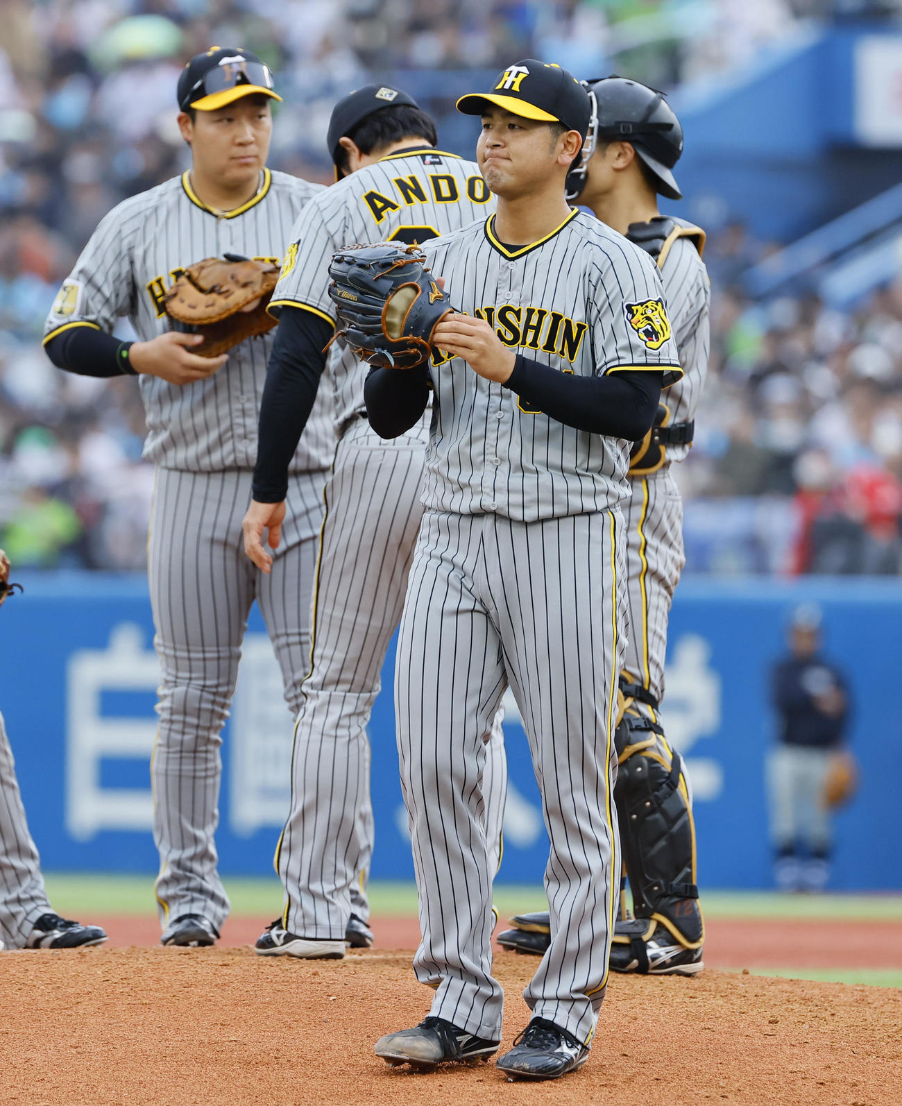 ヤクルト対阪神　7回裏ヤクルト2死三塁、降板する岡留（右から2人目）（撮影・藤尾明華）