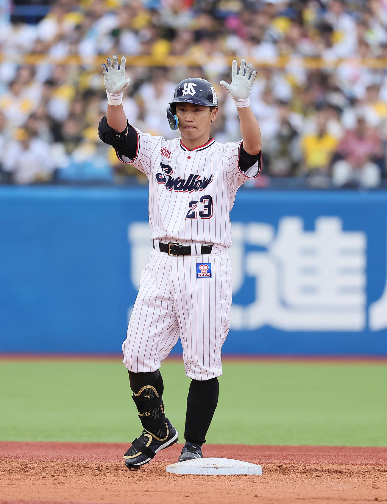 ヤクルト対阪神　7回裏ヤクルト1死一塁、青木は左二塁打を放ち両手を上げ喜ぶ（撮影・足立雅史）