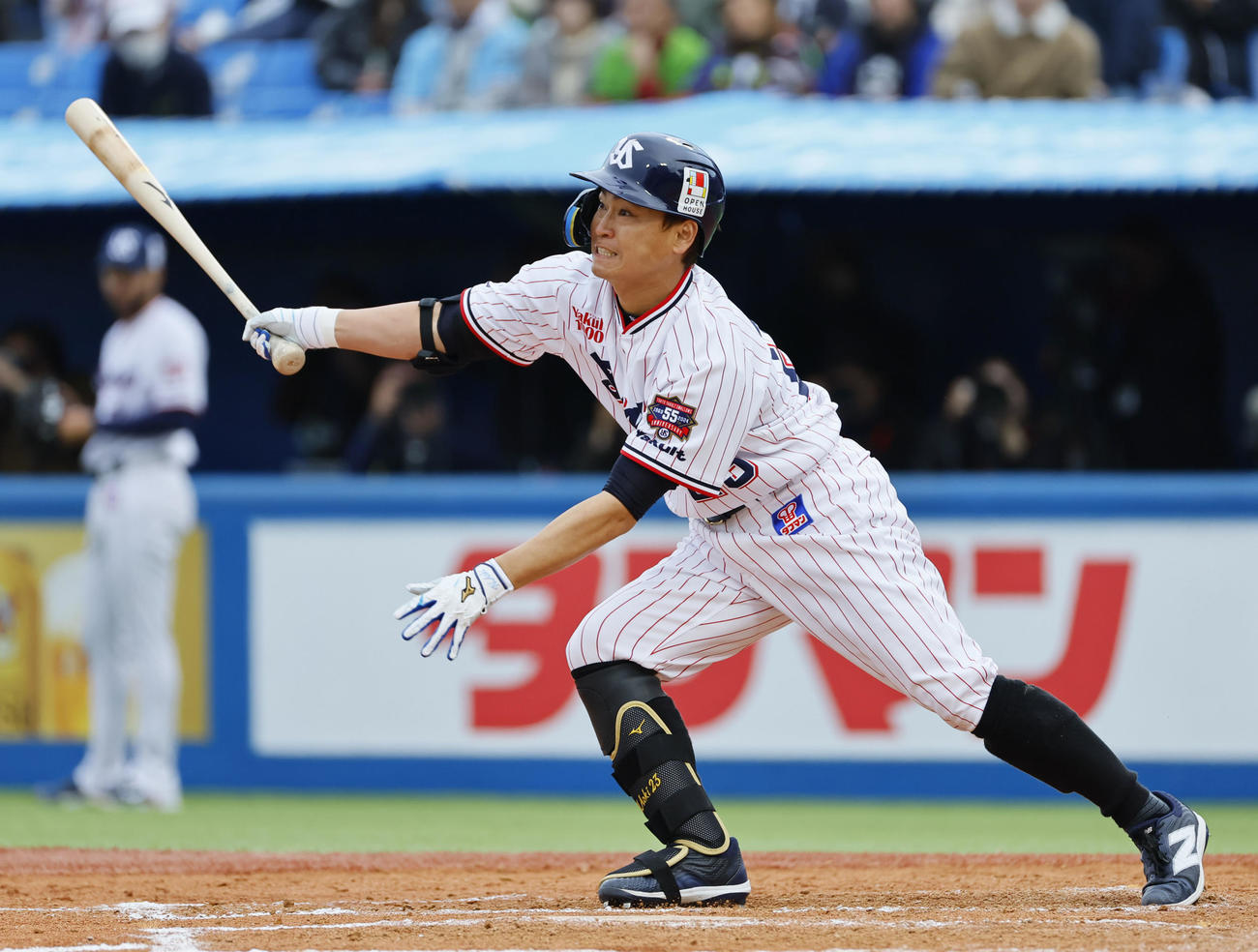 ヤクルト対阪神　7回裏ヤクルト1死一塁、青木は右越えに二塁打を放つ（撮影・藤尾明華）