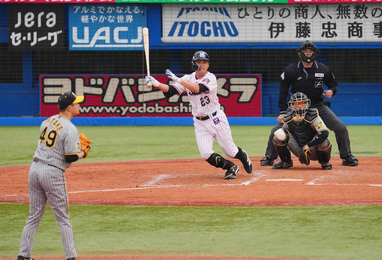 ヤクルト対阪神　5回裏ヤクルト無死、左前打を放つ青木。投手大竹（撮影・垰建太）