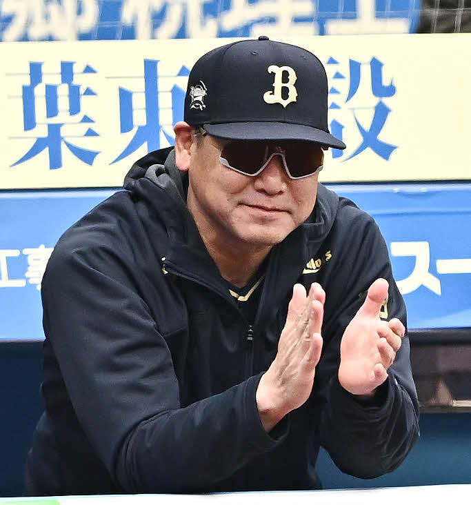 ロッテ対オリックス　4回表オリックス1死一、二塁、中前適時打を放った紅林に拍手を送る中嶋監督（撮影・滝沢徹郎）