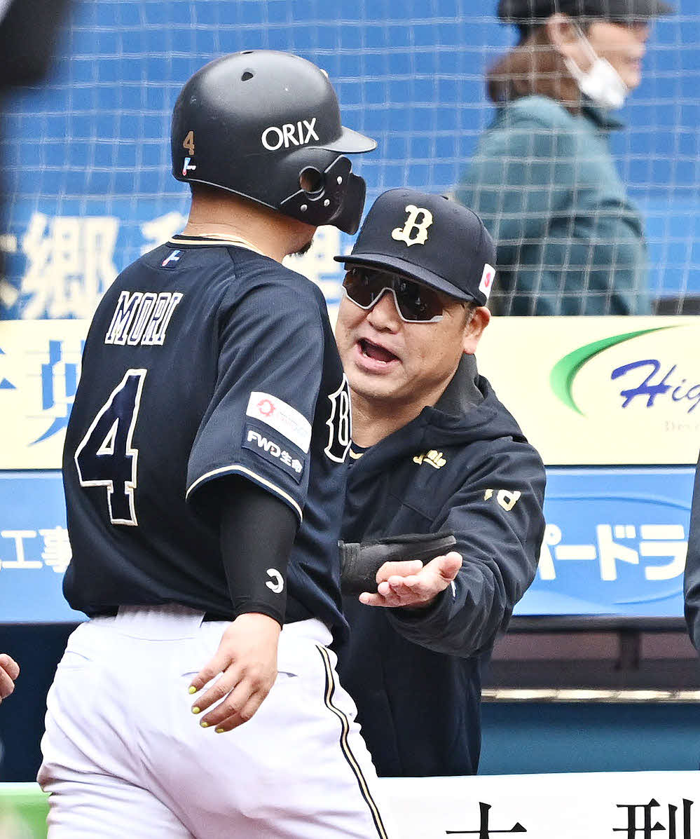 ロッテ対オリックス　4回表オリックス1死一、二塁、紅林の適時打で生還した二塁走者森（手前）を迎える中嶋聡監督（撮影・滝沢徹郎）