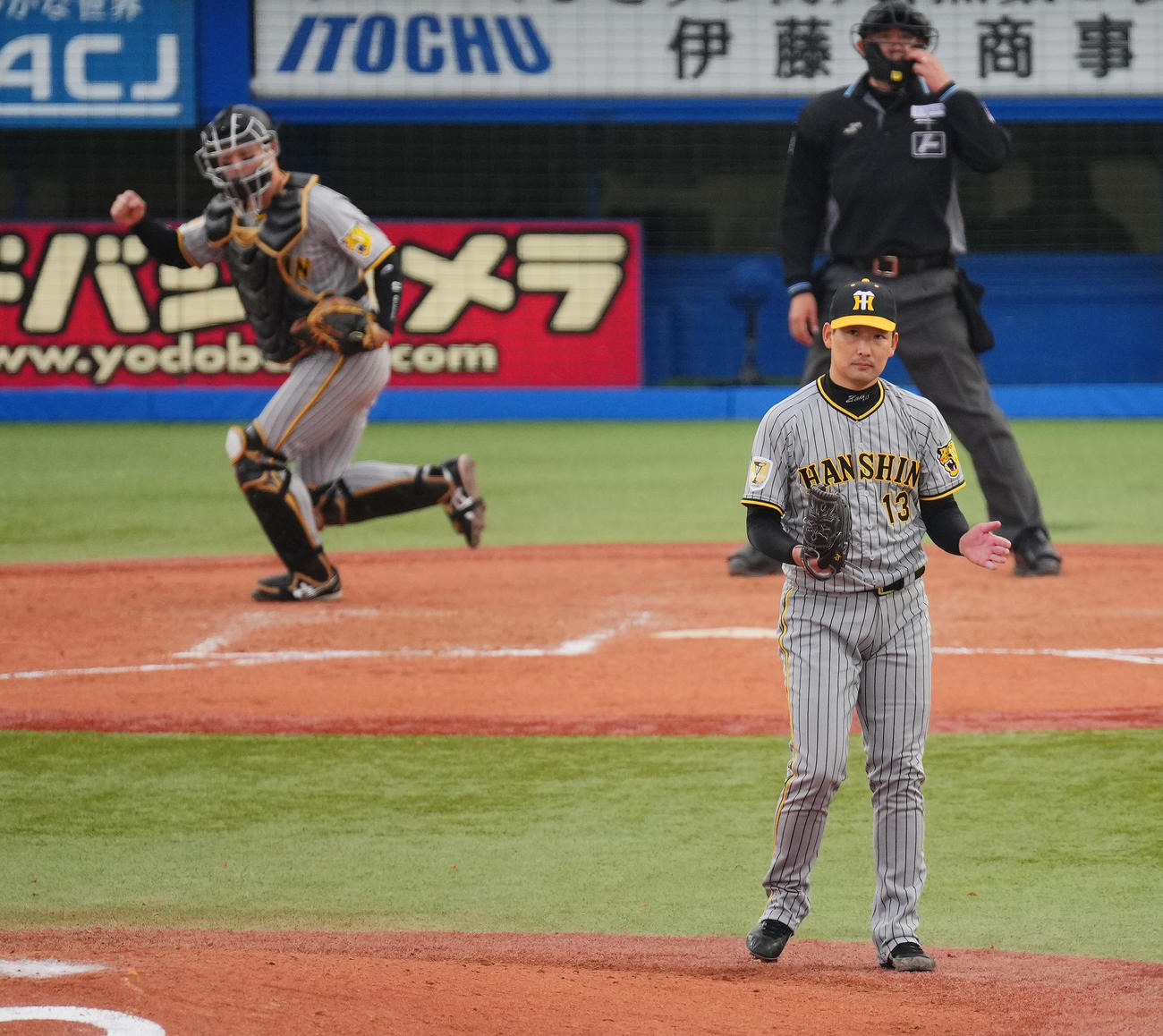 ヤクルト対阪神　9回裏ヤクルトの攻撃を無失点に抑え最後を締めた岩崎はグラブをたたく（撮影・垰建太）