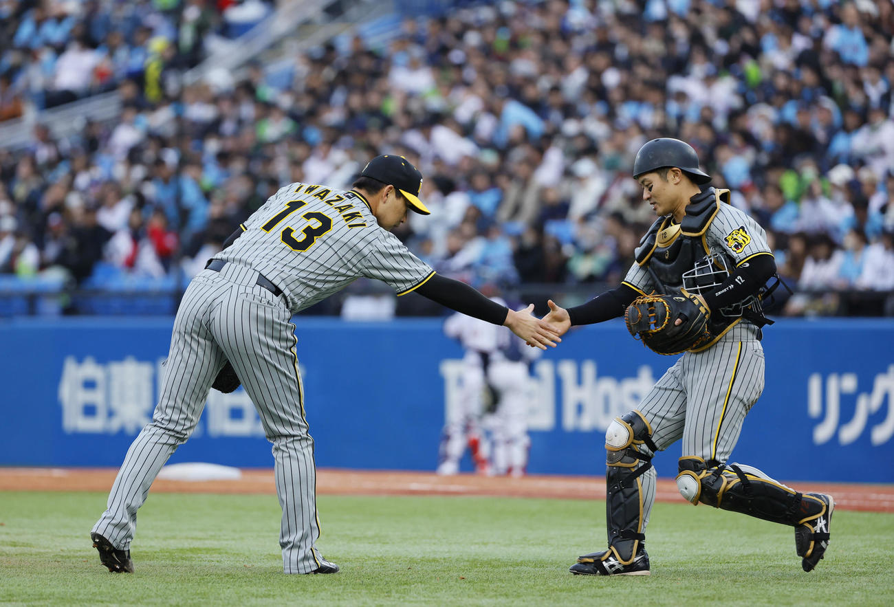 ヤクルト対阪神　ヤクルトに勝利し、握手を交わす阪神岩崎（左）と坂本（撮影・藤尾明華）