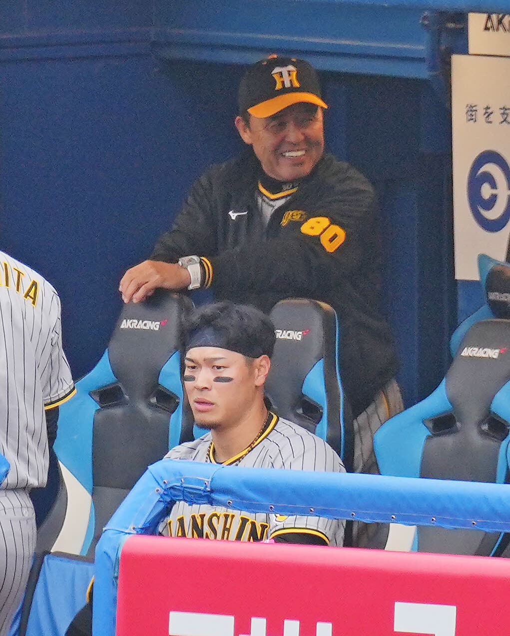 ヤクルト対阪神　7回表阪神無死一塁、佐藤輝（手前）の2点本塁打で笑顔を見せる岡田監督（撮影・垰建太）