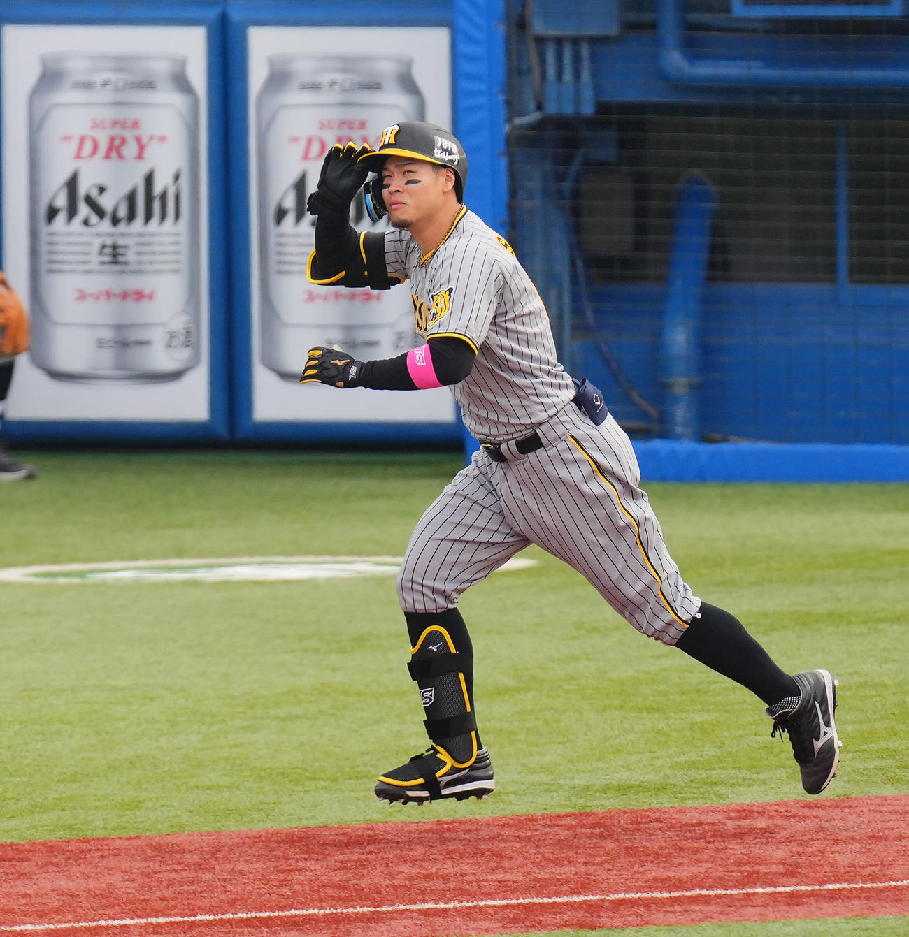 ヤクルト対阪神　7回表阪神無死一塁、2点本塁打を放ち打球を見つめながら走り出す佐藤輝（撮影・垰建太）