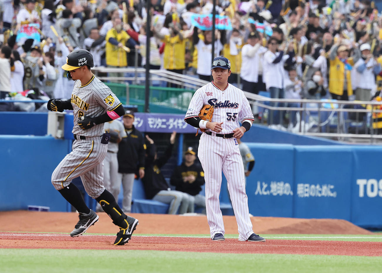ヤクルト対阪神　7回表阪神無死一塁、2点本塁打を放った佐藤輝（左）を見つめる村上（撮影・足立雅史）